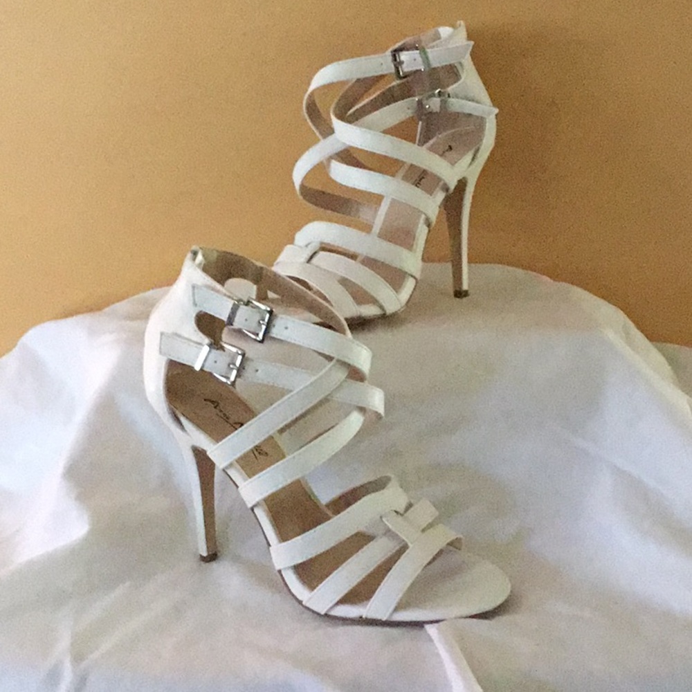 ⬇️PRICE DROP⬇️ Beautiful white strappy heels.